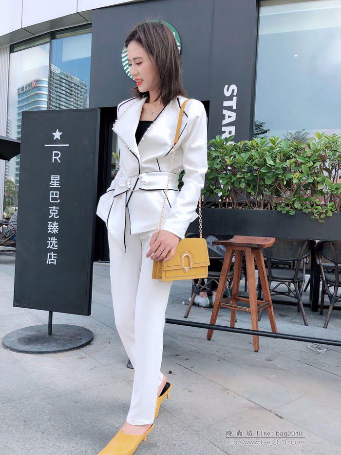 Chanel香奈兒 法國專櫃同步新款 2019春裝 氣質款 領口釘珠西服套裝 時尚經典款 白色  xly1246